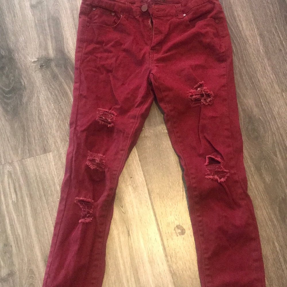 Burgundyripped jeans